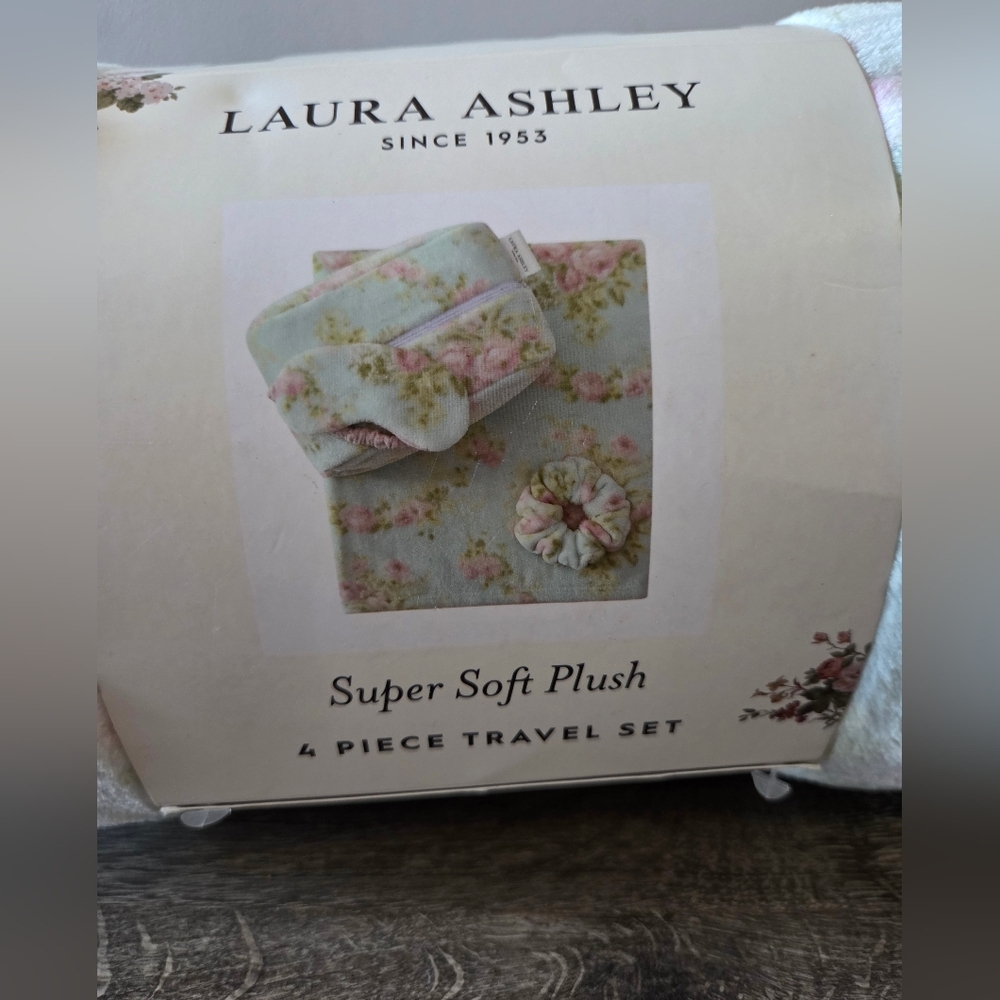 Laura Ashley Floral Plush Travel Set - NEW - Picture 2 of 5